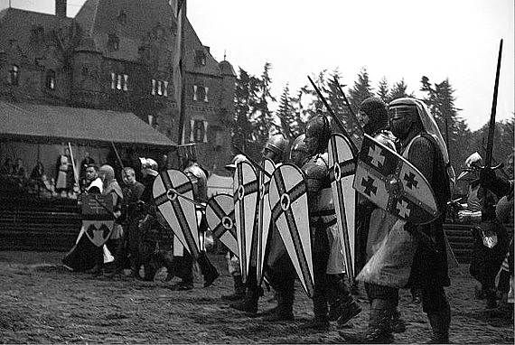 Bild: Stephan von Ibelin mit der Veytaler Ritterschaft bei der Schlacht von Worringen (Satzvey 2008)